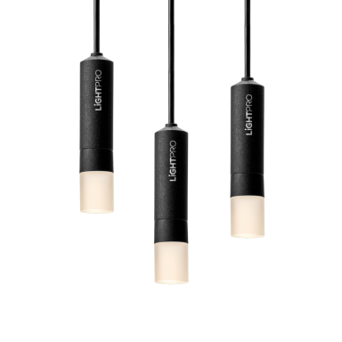 Trois suspensions noires avec diffuseurs blancs accrochées par des fils noirs.