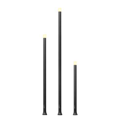 Trois poteaux noirs de hauteurs différentes avec des sommets lumineux.